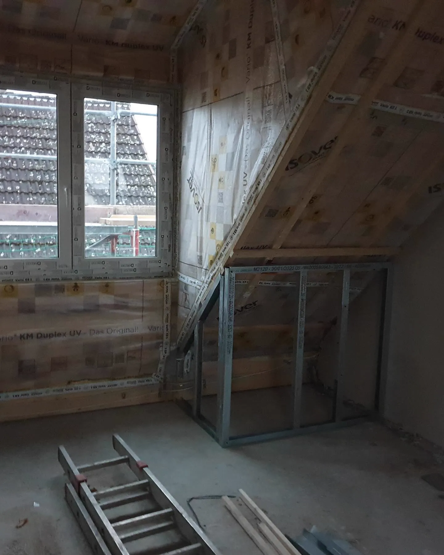 Ausgebautes Dachgeschoss mit verkleideten Schrägen — HEDER Trockenbau