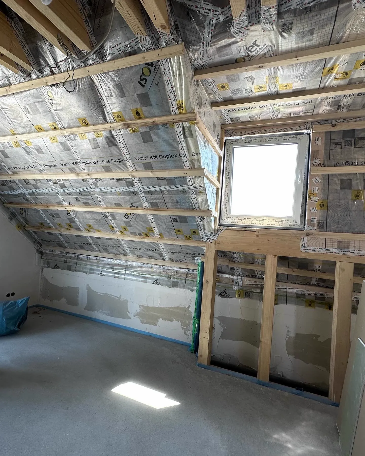 Ausgebautes Dachgeschoss mit verkleideten Schrägen — HEDER Trockenbau