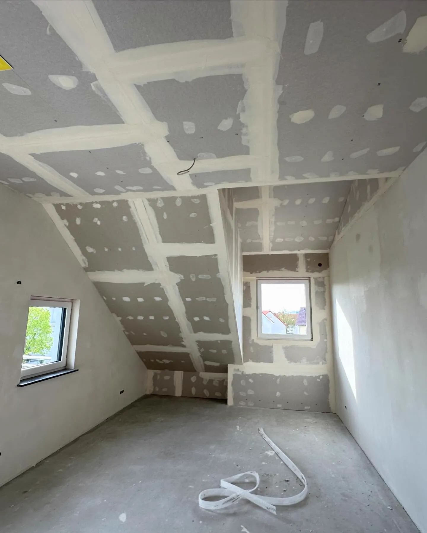 Ausgebautes Dachgeschoss mit verkleideten Schrägen — HEDER Trockenbau