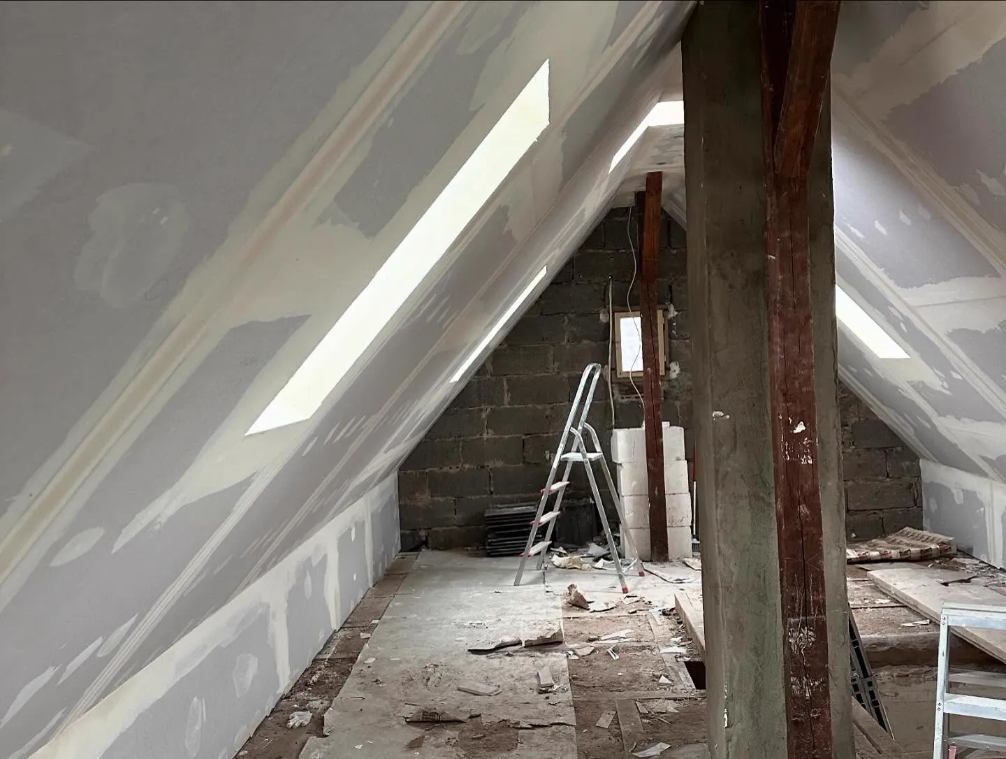 Ausgebautes Dachgeschoss mit verkleideten Schrägen — HEDER Trockenbau