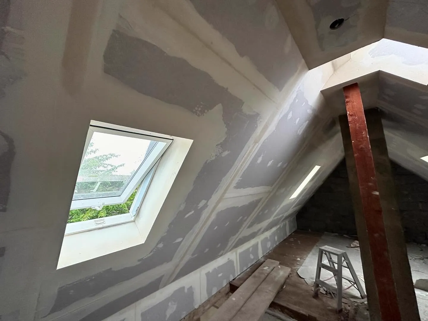 Ausgebautes Dachgeschoss mit verkleideten Schrägen — HEDER Trockenbau