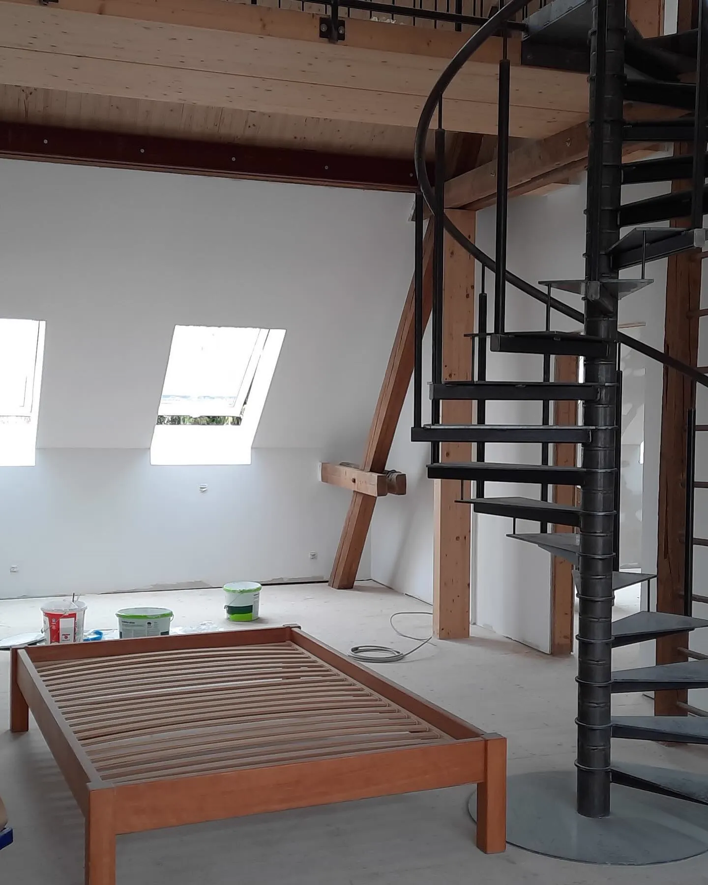 Ausgebautes Dachgeschoss mit verkleideten Schrägen — HEDER Trockenbau