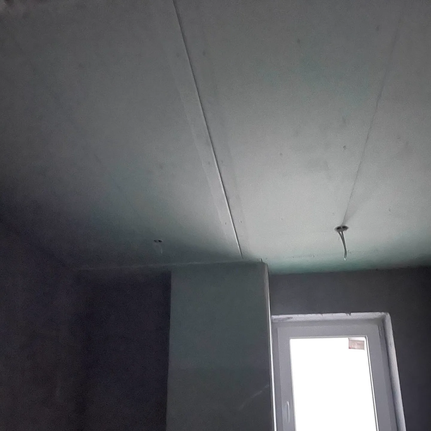 Fertig abgehängte Decke mit Einbaustrahlern — HEDER Trockenbau