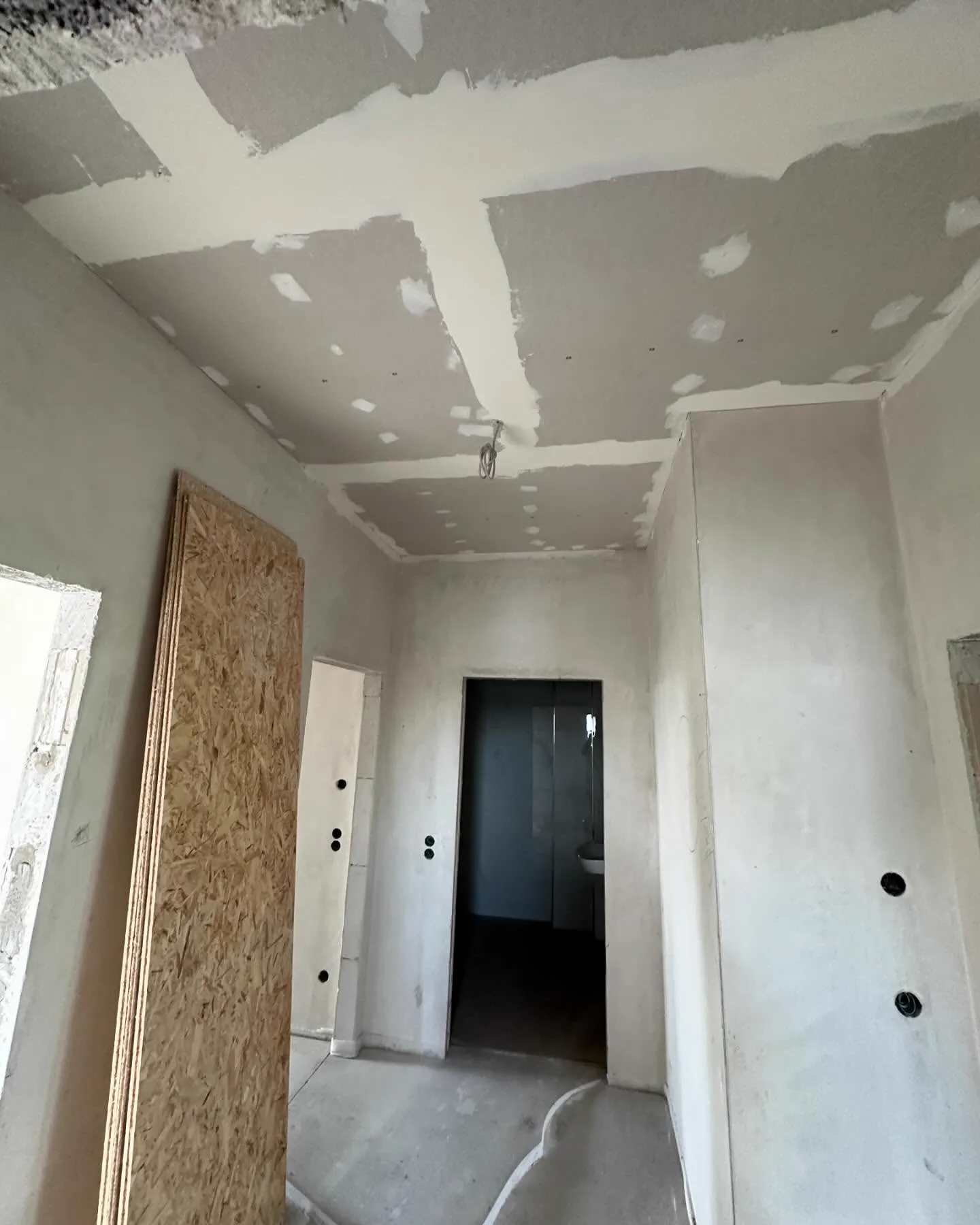 Fertig abgehängte Decke mit Einbaustrahlern — HEDER Trockenbau