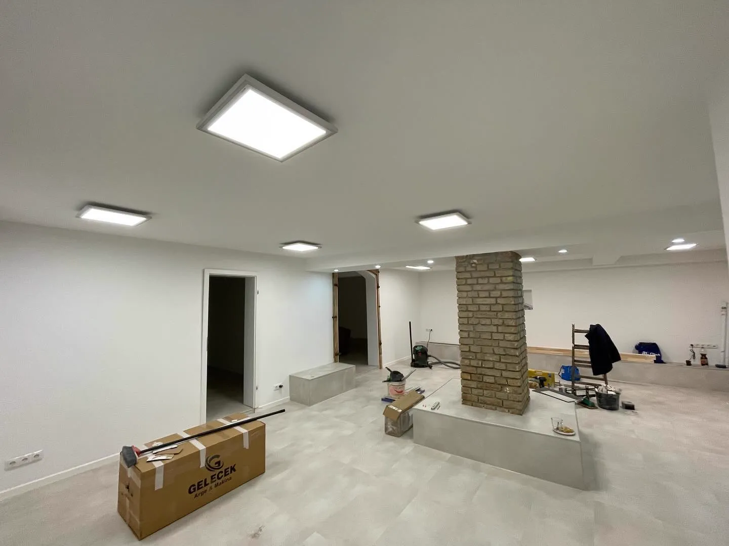 Fertig abgehängte Decke mit Einbaustrahlern — HEDER Trockenbau