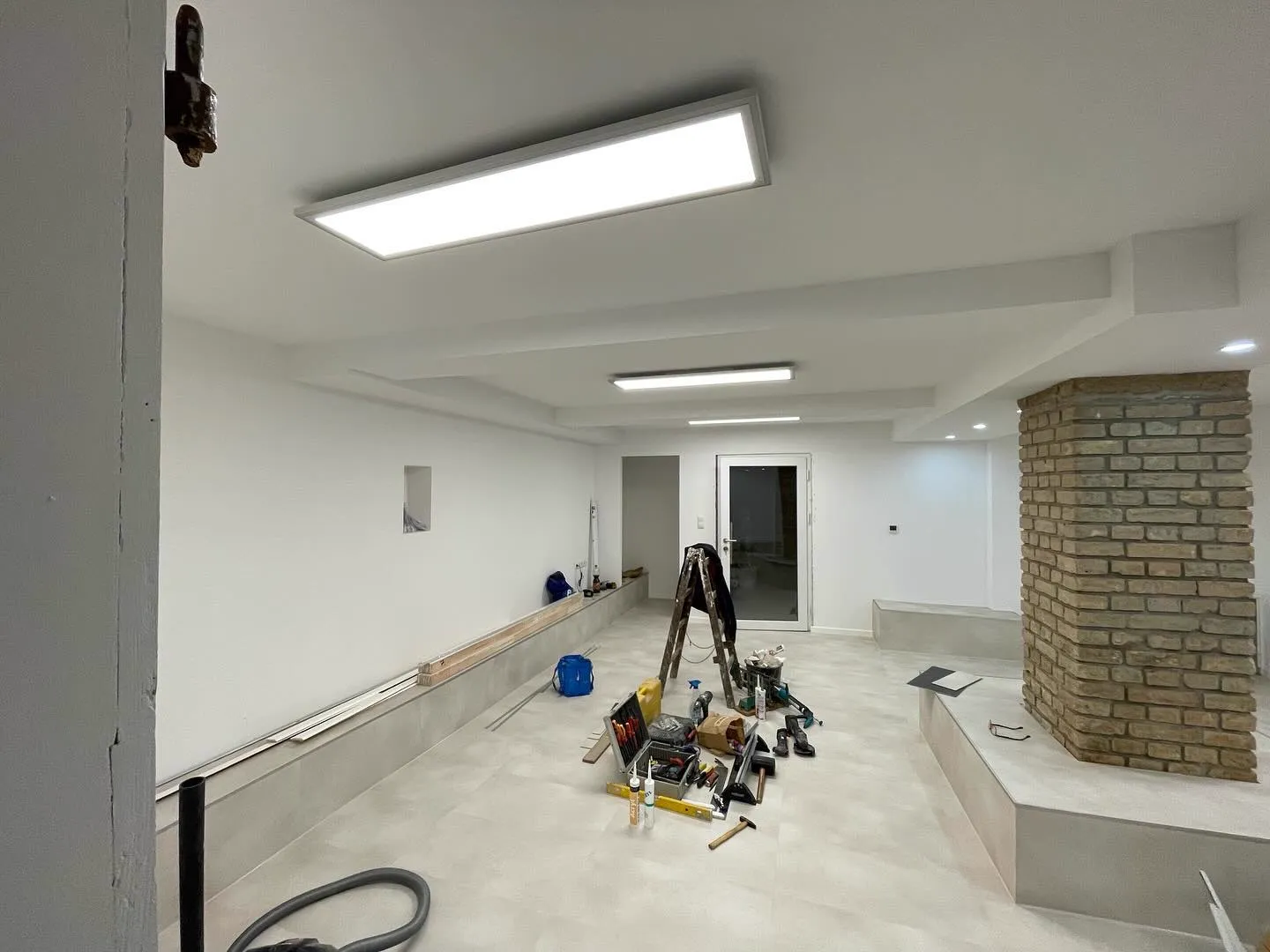 Fertig abgehängte Decke mit Einbaustrahlern — HEDER Trockenbau