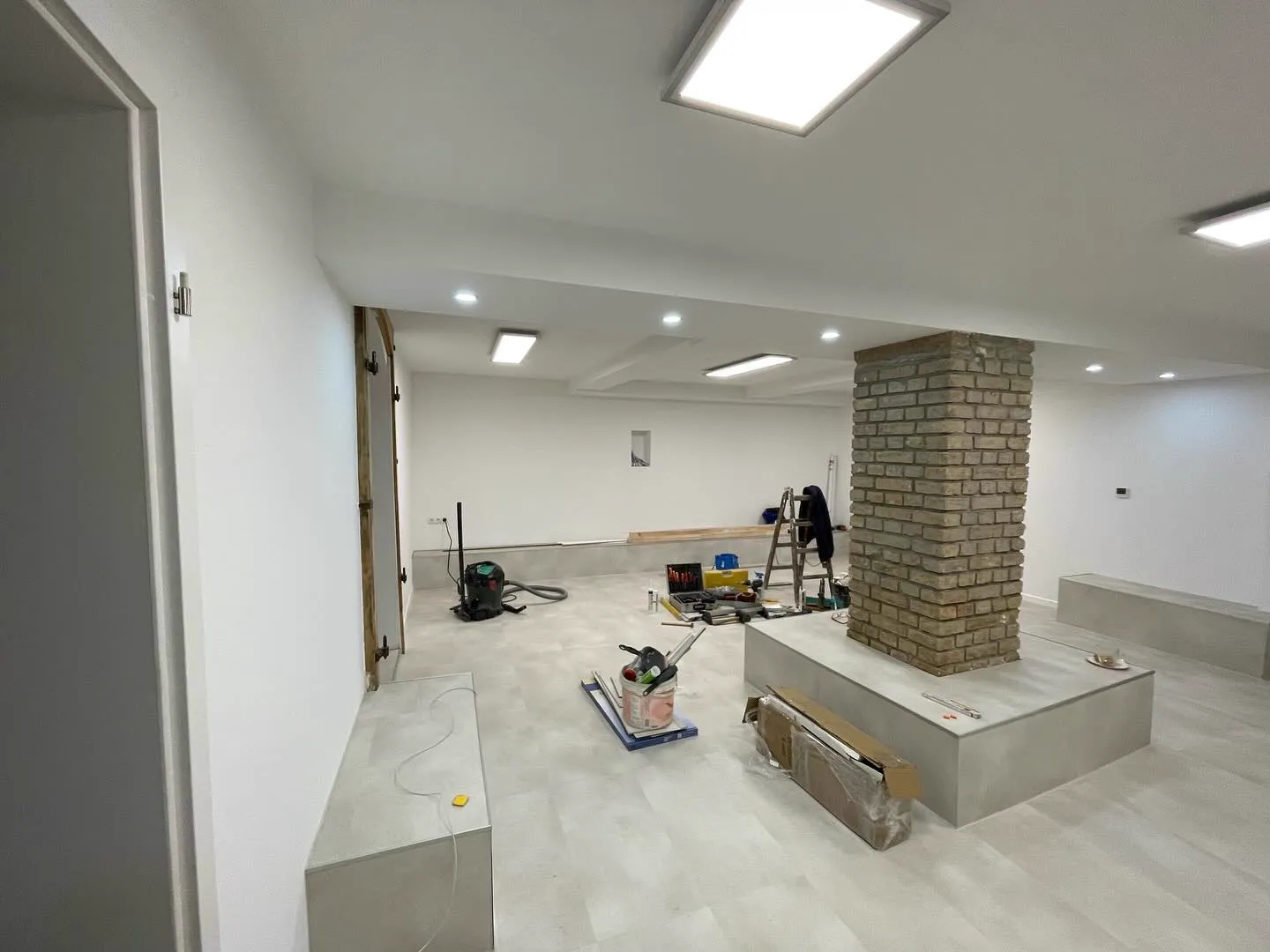 Fertig abgehängte Decke mit Einbaustrahlern — HEDER Trockenbau