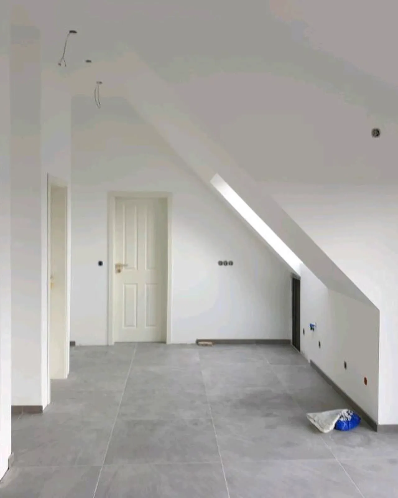 Fertiggestellter Raum nach dem Innenausbau — HEDER Trockenbau