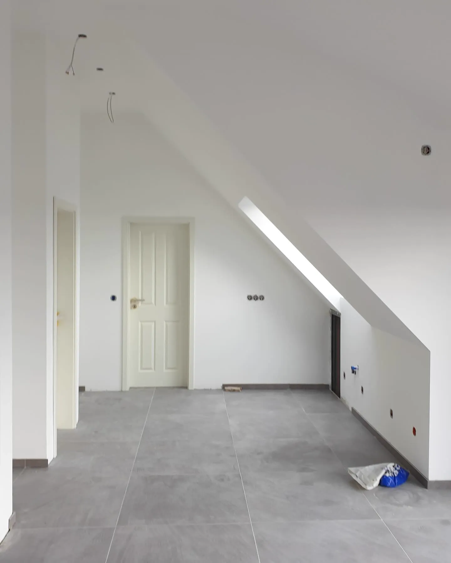 Fertiggestellter Raum nach dem Innenausbau — HEDER Trockenbau