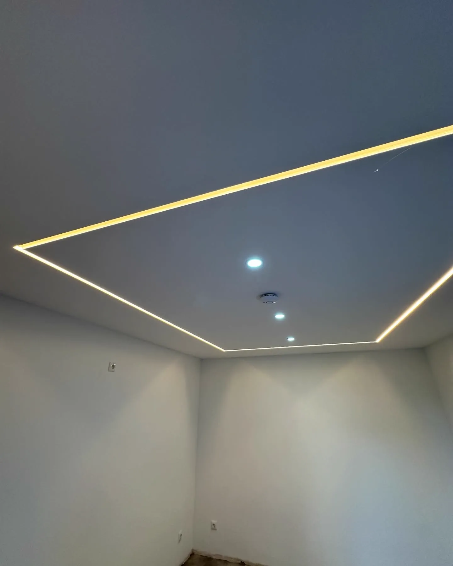 Abgehängte Decke mit indirekter LED-Beleuchtung — HEDER Trockenbau