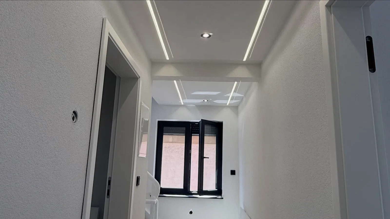 Abgehängte Decke mit indirekter LED-Beleuchtung — HEDER Trockenbau