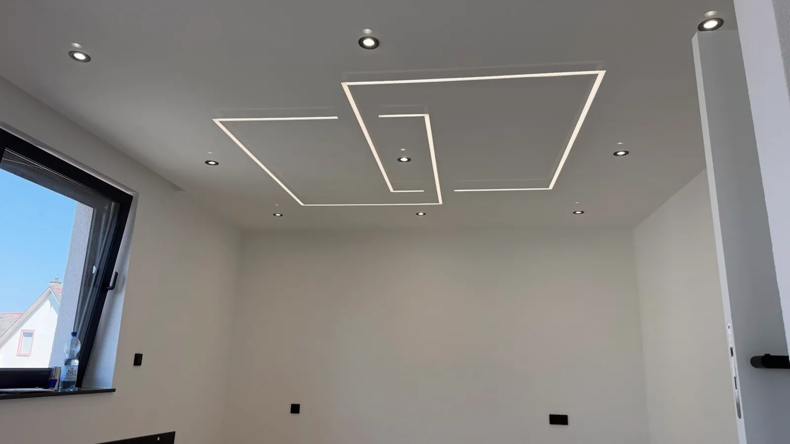 Abgehängte Decke mit indirekter LED-Beleuchtung — HEDER Trockenbau