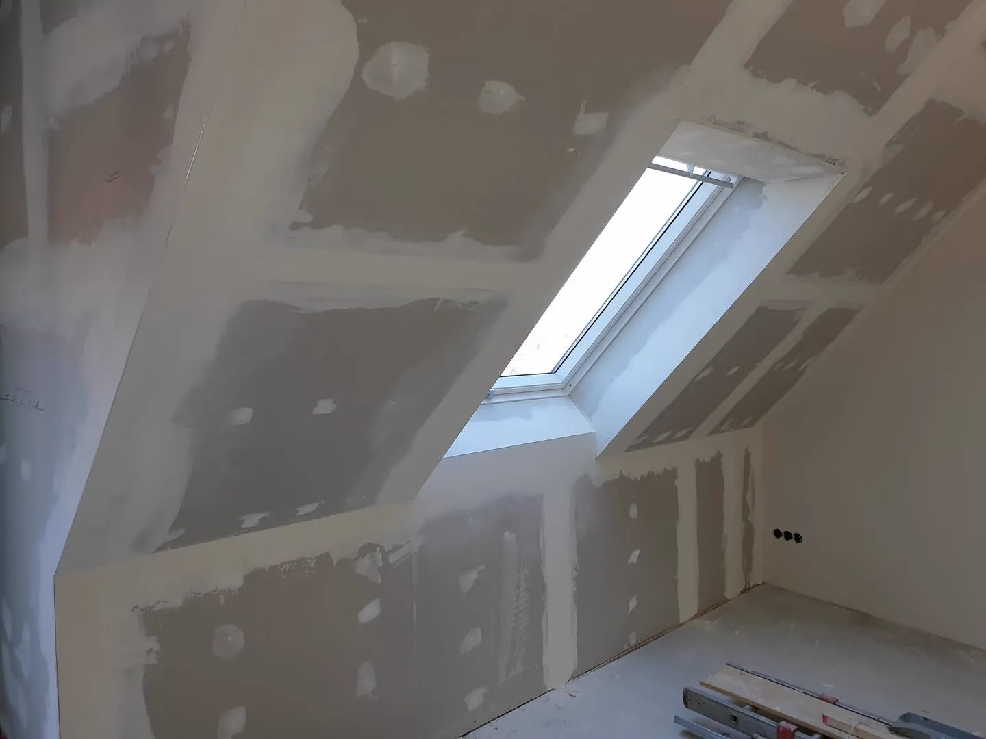 Gespachtelte Fläche einer Trockenbaudecke